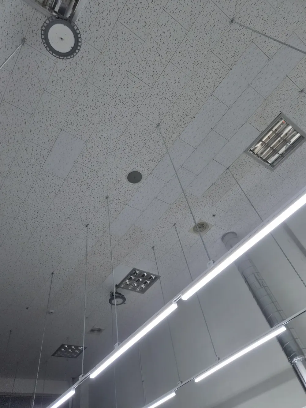 상가텍스교체가 완료된 넓은 상업공간 천장 전경